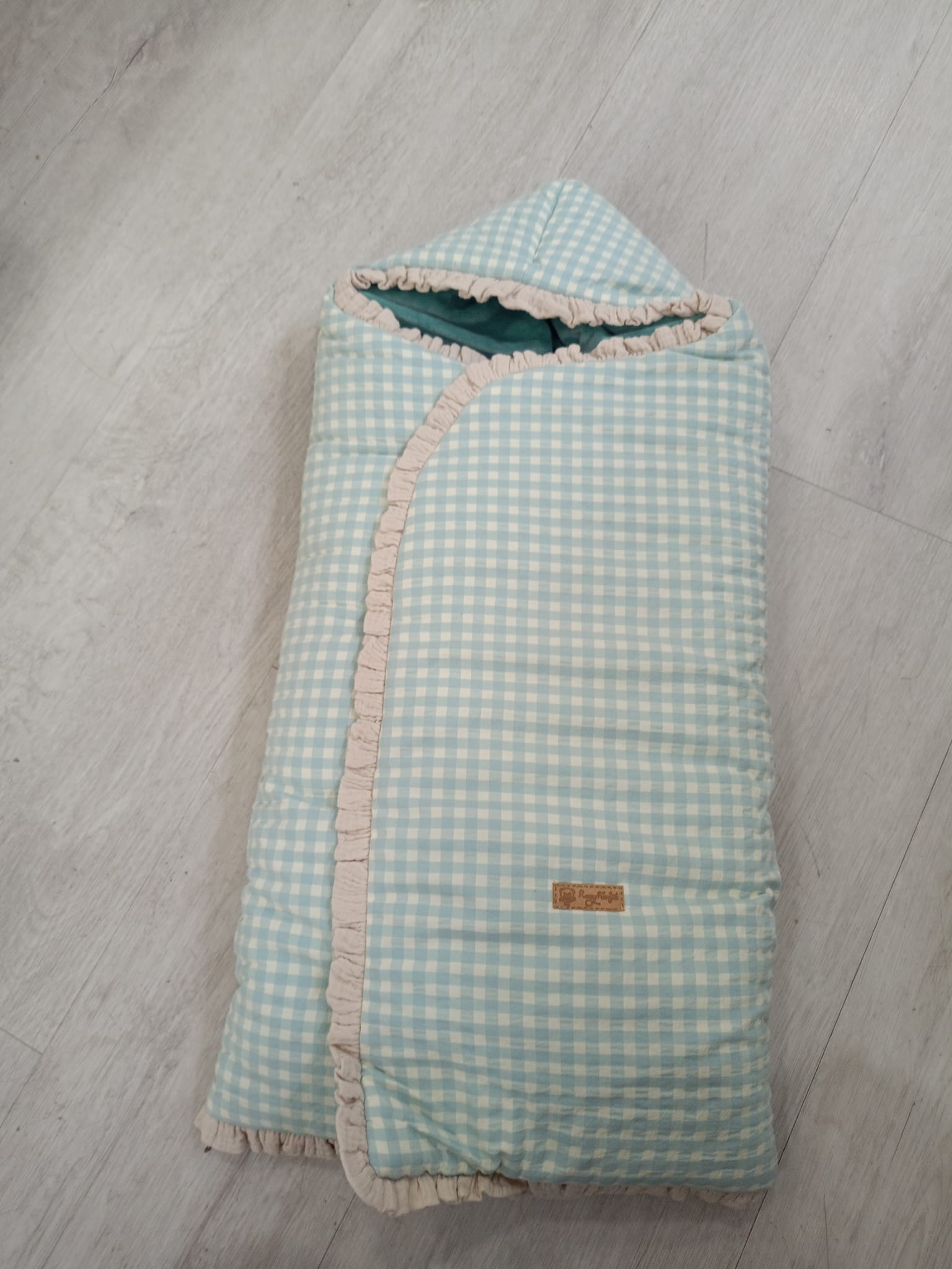 SACO CAPAZO CON CAPUCHA ERIC VICHY VERDE ROSY FUENTES